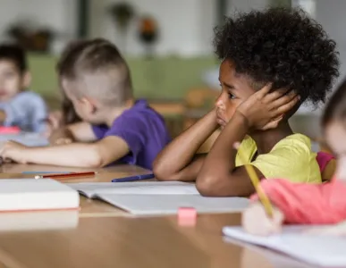 Justiça do Rio suspende descontos nas mensalidades escolares