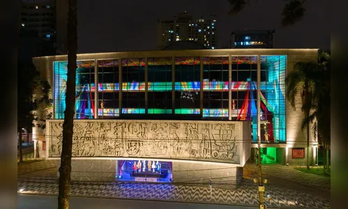 Teatro Guaíra monta exposição de figurinos na fachada