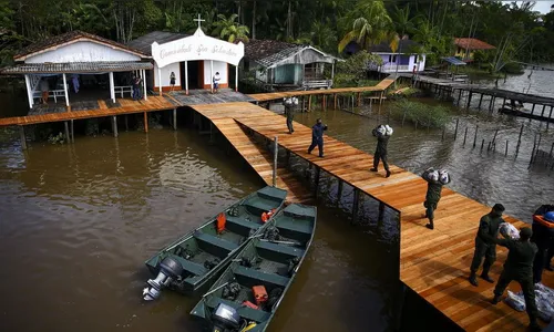 Ribeirinhos do Marajó cortam os rios para receber cestas básicas