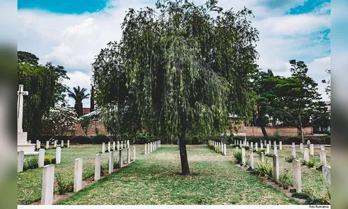 Cemitério sem coveiro obriga o próprio filho enterrar o pai