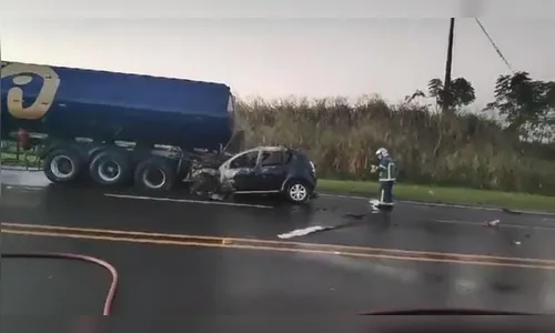 Carro pega fogo ao bater em bitrem com combustível na PR-444