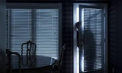 Homem é surpreendido ao encontrar um ladrão em sua casa