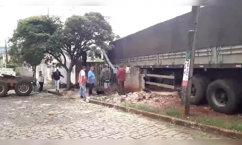 Carreta desgovernada invade e destrói casa em Cambira