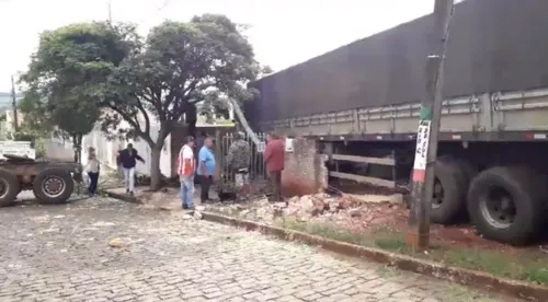 Carreta desgovernada invade e destrói casa em Cambira