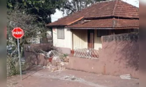 Caminhão desgovernado atinge muro de residência em Jandaia