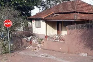 Caminhão desgovernado atinge muro de residência em Jandaia