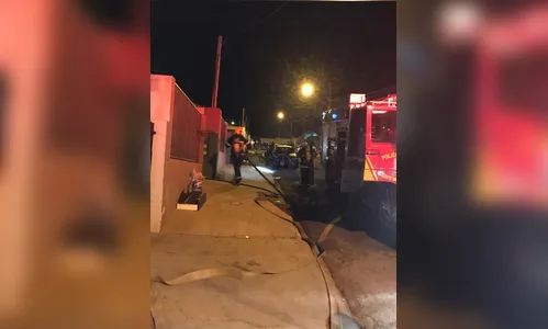 Bombeiros combatem incêndio em residência no Novo Centauro