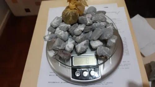 Droga e celulares apreendidos 
