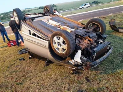 Motorista capota carro e fica ferida na BR-272