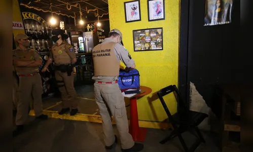 Ação fiscaliza e fecha bares durante a pandemia