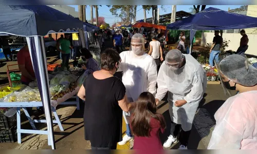 Residentes da AMS orientam consumidores na feira de Apucarana