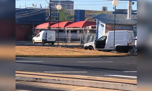 Carro invade nova rotatória na Avenida Curitiba