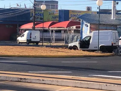 Carro invade nova rotatória na Avenida Curitiba