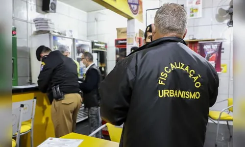 Fiscalização interdita 30 pontos de comércio irregular em Curitiba