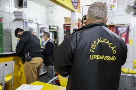 Fiscalização interdita 30 pontos de comércio irregular em Curitiba