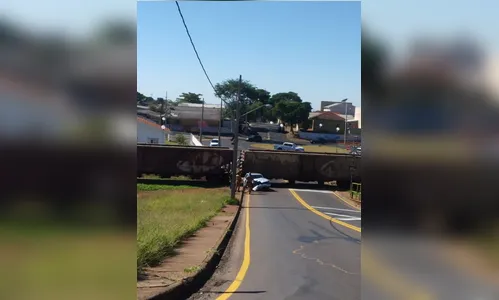 Carro é atingido por trem em Apucarana