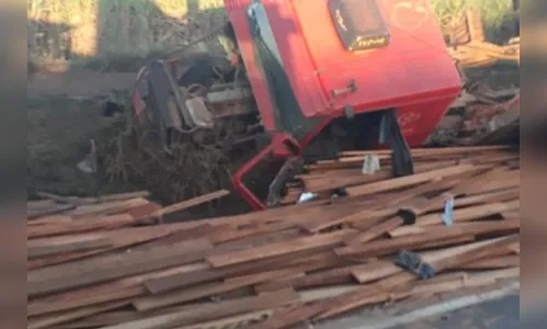 Tombamento na BR-376 deixa caminhoneiro gravemente ferido