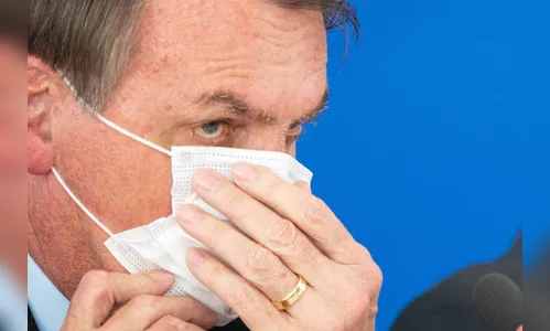 Bolsonaro é obrigado a usar máscara em meio ao público