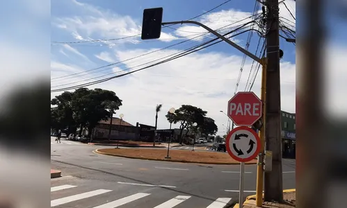Prefeitura deve retirar semáforo de rotatória nos próximos dias