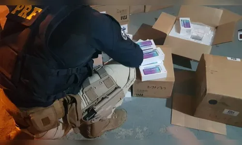 PRF apreende carga milionária de celulares; assista