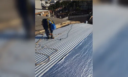 Cine Fênix recebe telhas metálicas com revestimento acústico