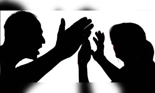 Homem armado com faca agride esposa e filha em Apucarana