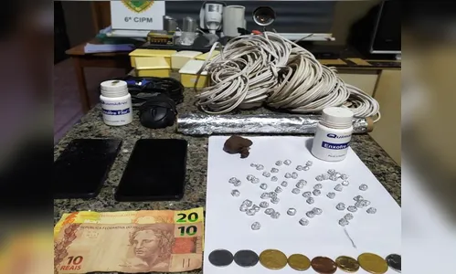 PM prende dois homens e apreende adolescente por tráfico de drogas