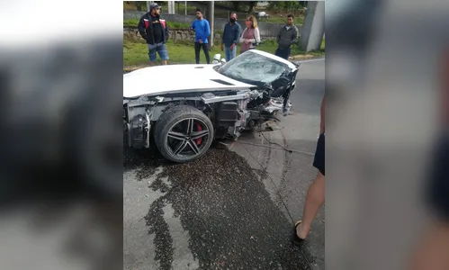 Carro parte ao meio em acidente e mata filho do proprietário da Angeloni