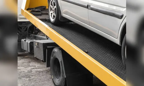 Carro abandonado há quatro meses em Borrazópolis é guinchado para DPM