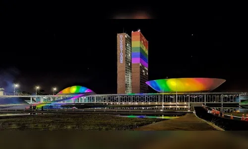 No Dia do Orgulho LGBT, Congresso é iluminado com as cores do arco-íris