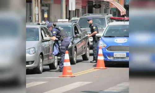 Motociclista fura bloqueio, recebe disparo antimotim e consegue fugir