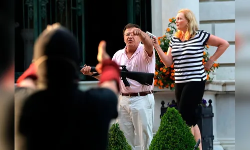 Casal aponta armas para manifestantes nos EUA