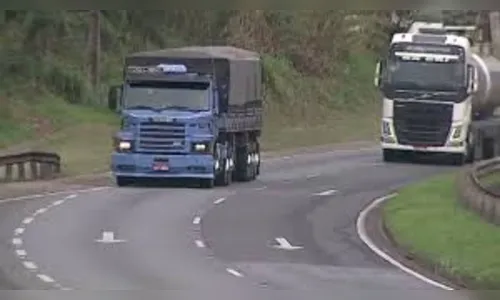 Ladrões armados com fuzil assaltam caminhoneiro na BR-376