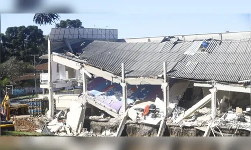Defesa Civil interdita casas vizinhas ao prédio que desabou em Colombo