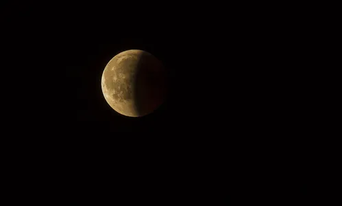 Eclipse lunar ocorre na madrugada deste domingo