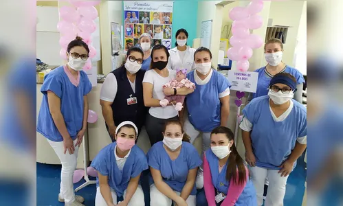 Bebê nasce com 735 gramas e a mãe agradece Hospital pela recuperação