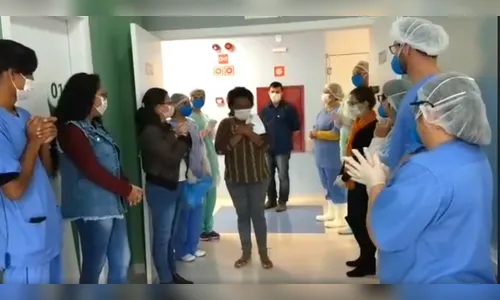 Paciente do HR de Ivaiporã com covid-19 é aplaudida ao receber alta