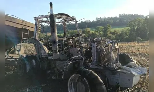 Trator é destruído após pegar fogo na zona rural de Cambira