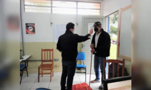 Serviços socioassistenciais atuam com termômetro infravermelho