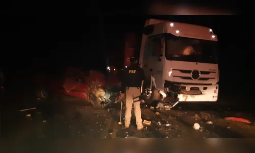 Acidente entre veículo e caminhão com uma vítima fatal