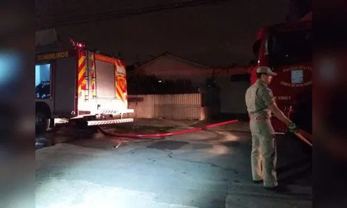 Homem morre carbonizado após tentar parar incêndio em residência