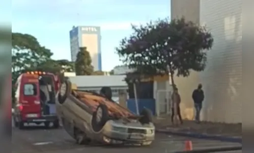 Carro capota na Rua Flamingos  em Arapongas; veja