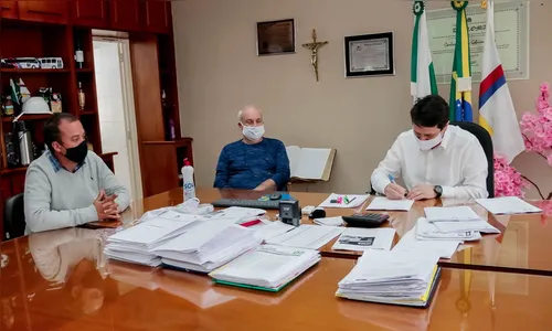 Prefeito autoriza pacote de obras de R$ 2 milhões para asfalto