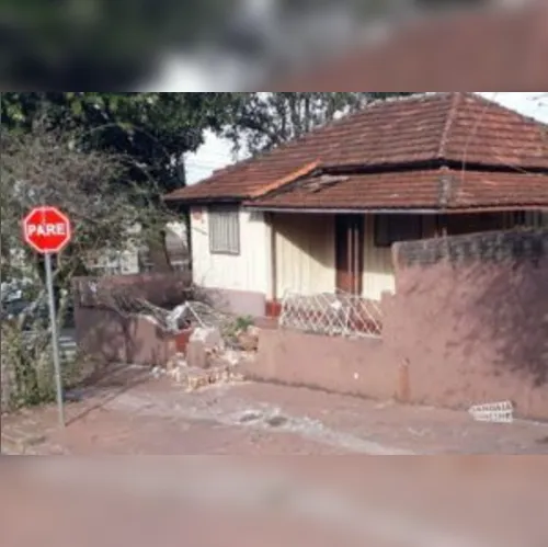 Caminhão desgovernado atinge muro de residência em Jandaia