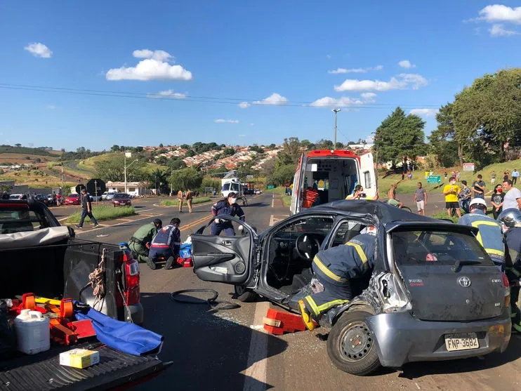 Acidente entre carro e caminhão deixa quatro feridos em Jandaia do Sul