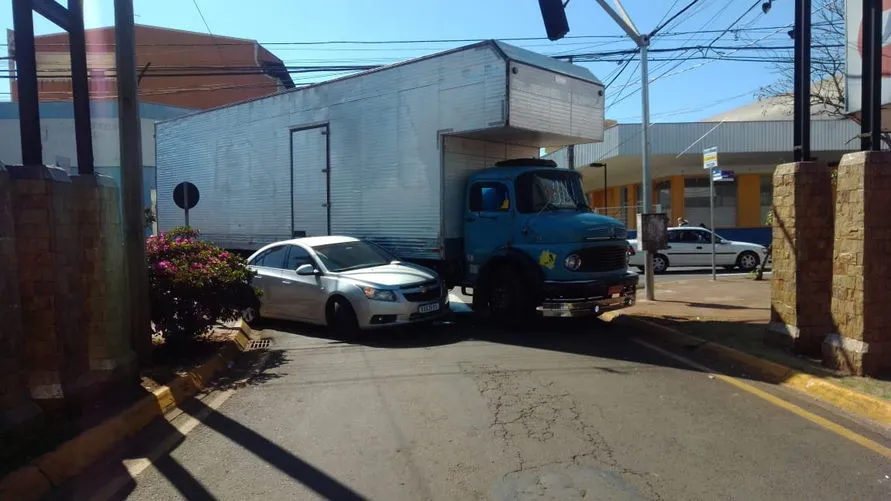 Caminhão prensa carro em rua movimentada de Arapongas