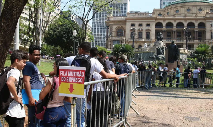 Governo prorroga programa de redução de salários e jornada