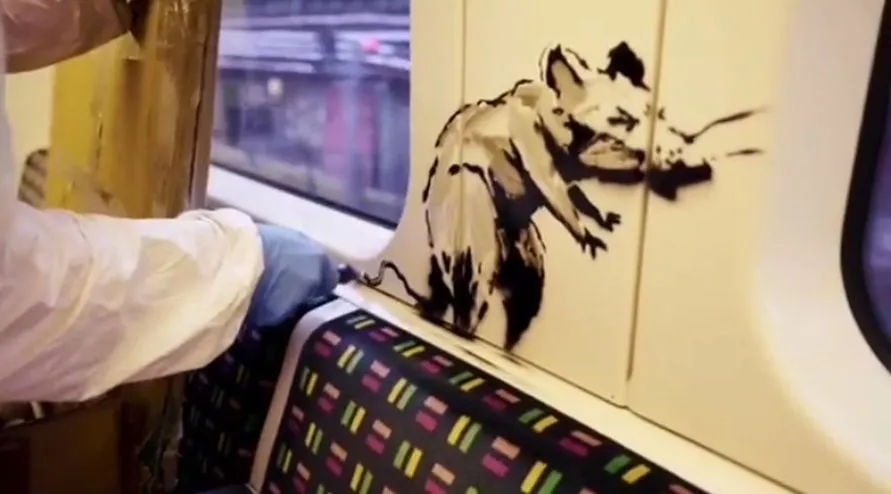 Banksy faz intervenção no metrô de Londres e mostra o rosto em vídeo