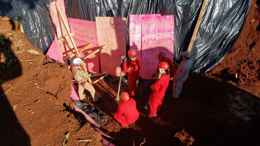 Bombeiros escavam poço para resgatar corpo em Campo Mourão