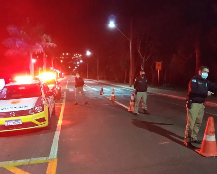 PM realiza blitz na Avenida Jaboti em Apucarana